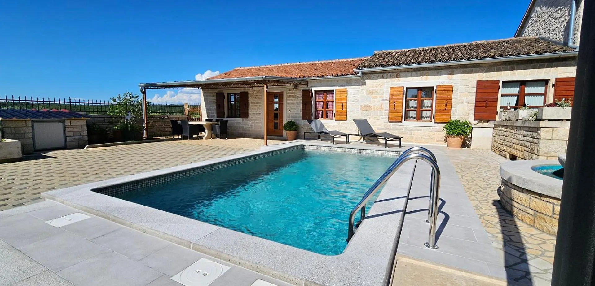 Apartments Vesna With Pool - New! Sveti Lovreč Pazenatički
