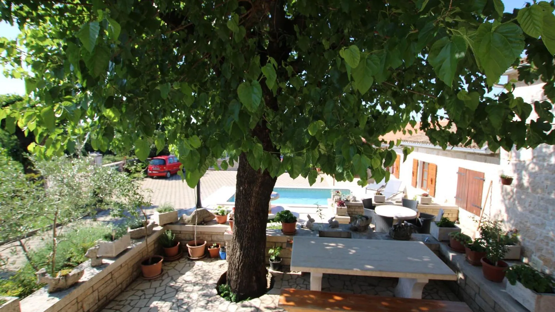 Apartments Vesna With Pool - New! Sveti Lovreč Pazenatički